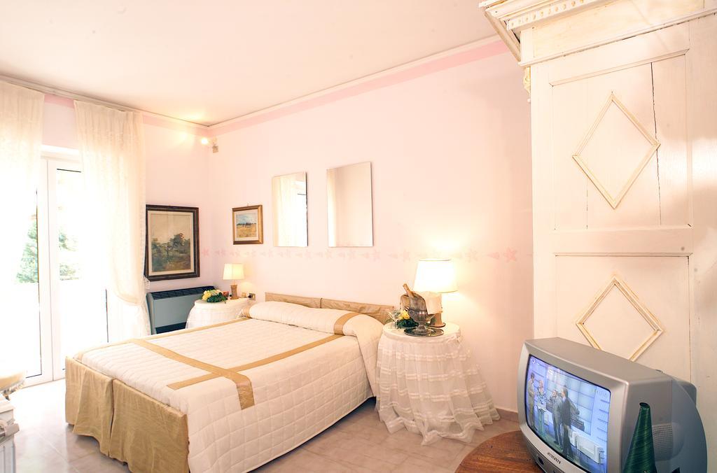 Hotel Velcamare Tarquinia Oda fotoğraf